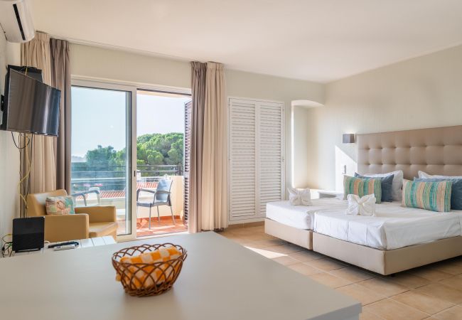 Apartamento em Albufeira - Studio W/ Sea View & Free Wi-Fi