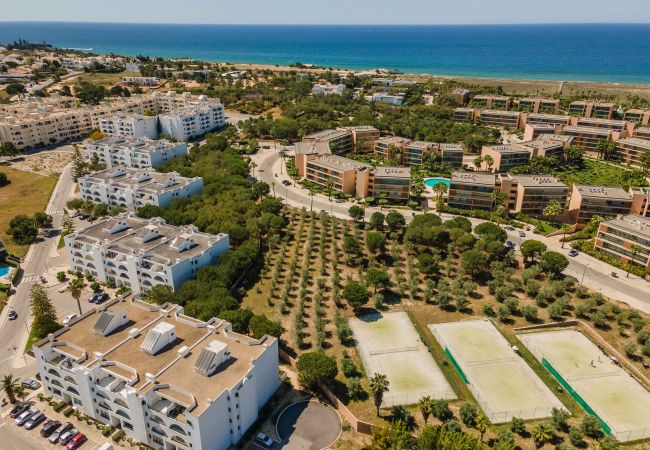 Apartamento em Guia - Salgados Village T2 Apartment - 800m da Praia